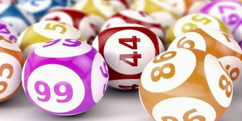 Người chơi đang phân tích bảng dữ liệu kết quả xổ số và các con số gan lâu ngày